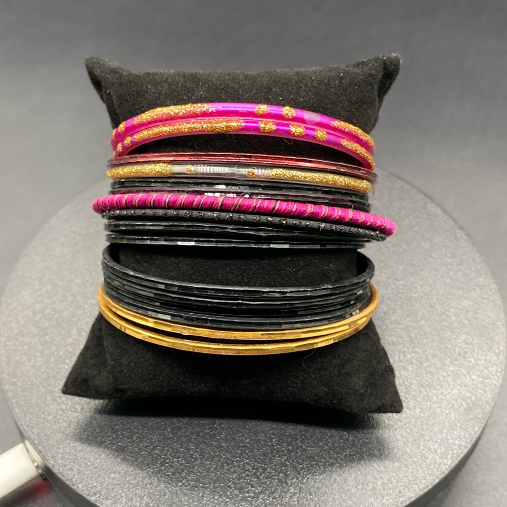 Item 950 17 pc Bracelet Set